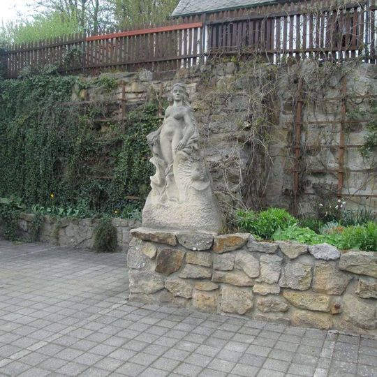 Socha v Nečtinách pod zahradou