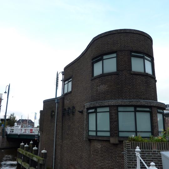 Complex de Grote Havenbrug: brugwachtershuisje met politiepost in Amsterdamse Schoolstijl