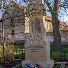 Pomník padlým v 1. sv. válce na návsi v Hlavenci