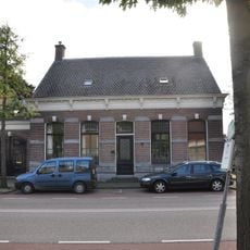 Woonhuis met naast gelegen koetshuis