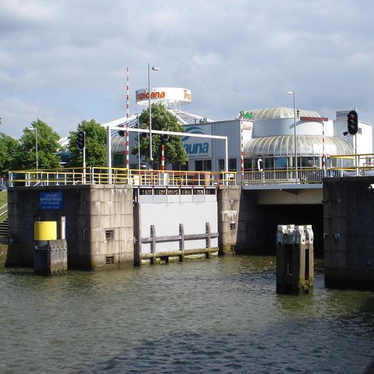 Uitwateringsduiker met bijbehorende watertoebuizen