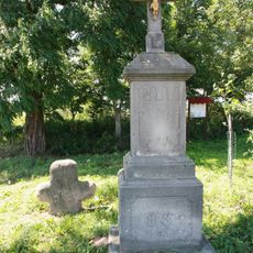 Kříž u Potvorova na rozcestí u polní cesty k vlakové zastávce