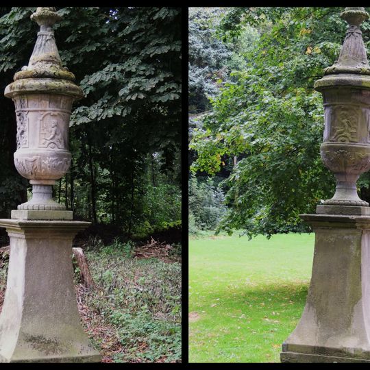 Fogelsangh State, twee vazen op sokkels