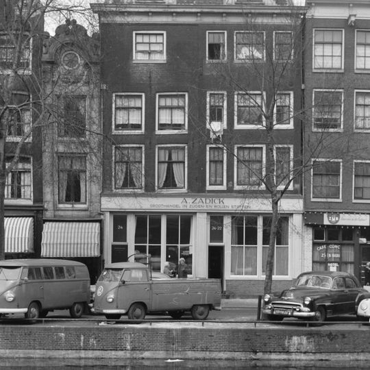 Pand met gevel met die van nr 22 verenigd onder een lijst en dak