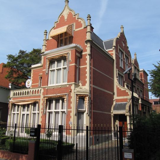 Vrijstaande villa in overgangsarchitectuur