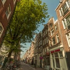 Pand met halsgevel met drie fakkels in de afdekking behoorde oorspronkelijk met nr 91 en 89 tot een groep van drie