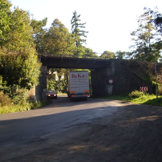 Železniční most přes Smečenskou ulici ve Slaném