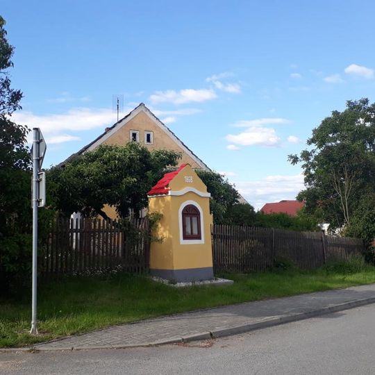 Kaplička v Hartmanicích u křižovatky
