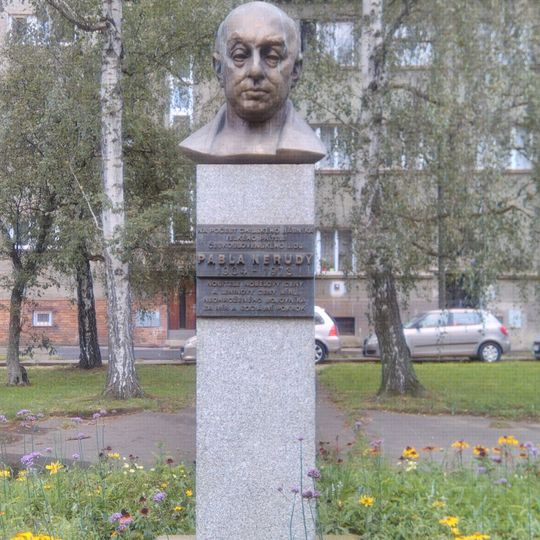 Pomník Pabla Nerudy v parku mezi ulicemi Donátova a Vrchlického