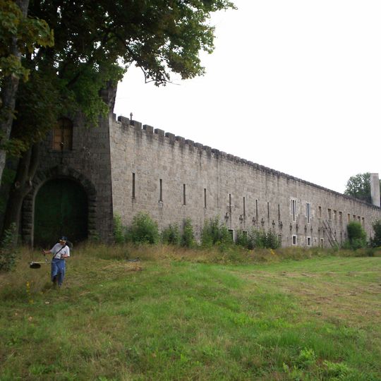 Mur z basztami i bramą