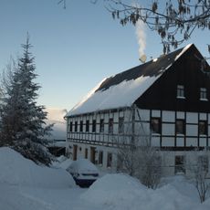 Wohnstallhaus, zwei Seitengebäude, Scheune und Granittrog eines Vierseithofes Dreigüterstraße 9