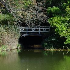 Lávka přes přístaviště na rybníce v botanické zahradě Malešice