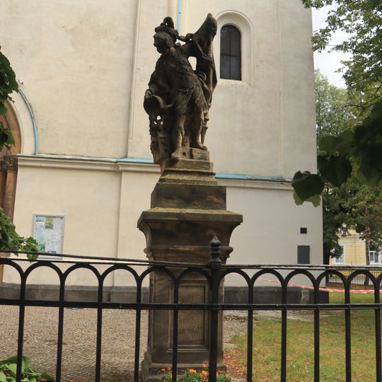Socha svatého Floriána u kostela v Čakovicích