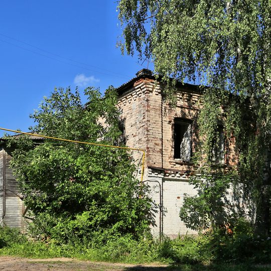 Жилой дом с лавкой