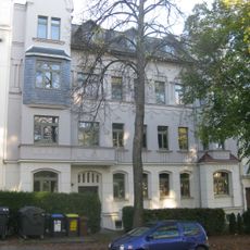 Mietshaus in geschlossener Bebauung mit Vorgarten Reineckerstraße 66