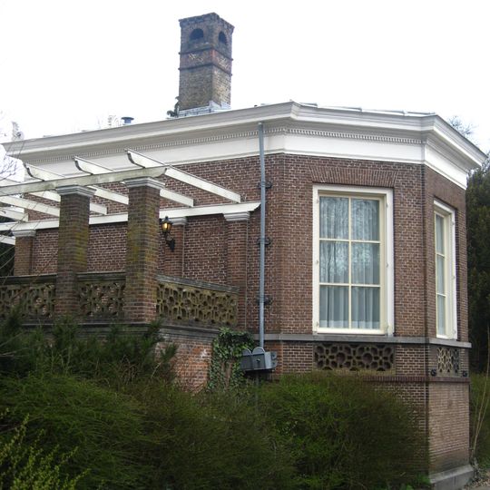 Neoklassicistische koepel met hermen en pergola aan de straatweg, terzijde van oprit naar de Pauw aan de kant van de Dijl