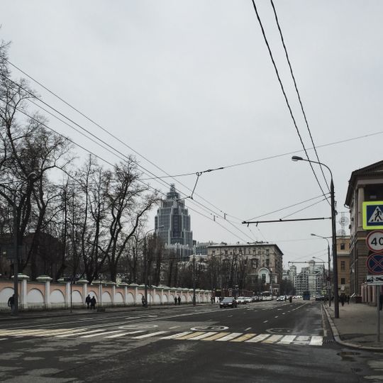 Ограда каменная по улице Петровка