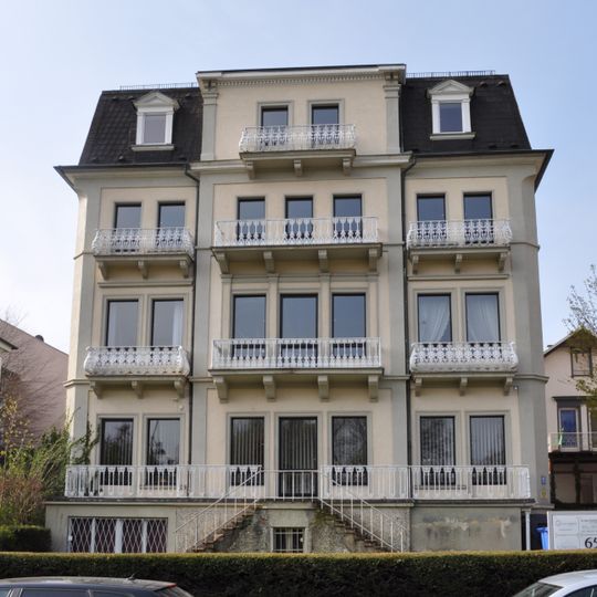 Villa und Nebengebäude