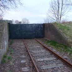 Coupure in de Zwaaksedijk, gemaakt ten behoeve van de aanleg van de spoorbaan van de tramlijn