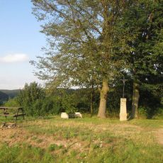 Kříž nad Popovicemi u polní cesty