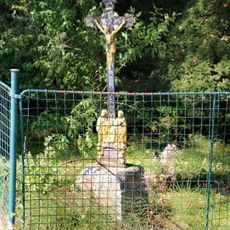 Kříž na návsi v Ostrovci