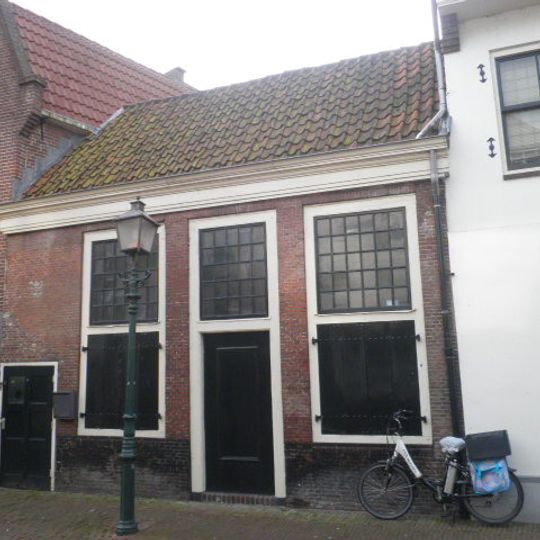 Pand met gevel met originele ramen en luiken