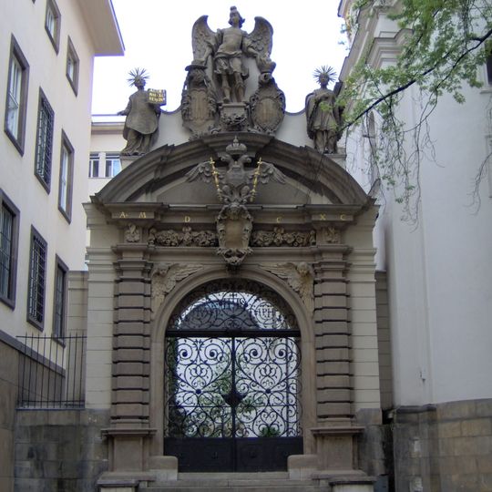 Portál u kostela Nanebevzetí Panny Marie