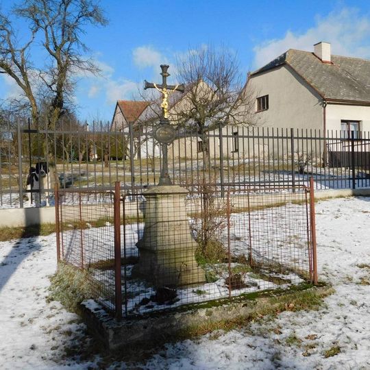 Kříž u kaple Povýšení svatého Kříže v Lovětíně