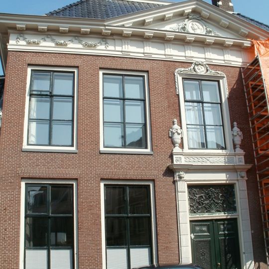Vijf traveeën breed woonhuis in Lodewijk XVI-classicistische stijl