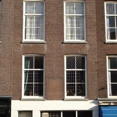 Pand met drie verdiepingen. Rijk geprofileerde houten kroonlijst waaronder fries met panelen