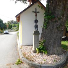 Kříž u kaple v Hořicích
