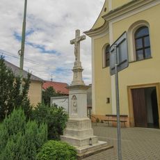 Kříž v Bystročicích u kostela