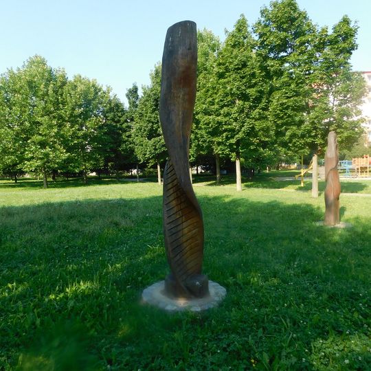 Plastika DNA v parku před poliklinikou v Otrokovicích