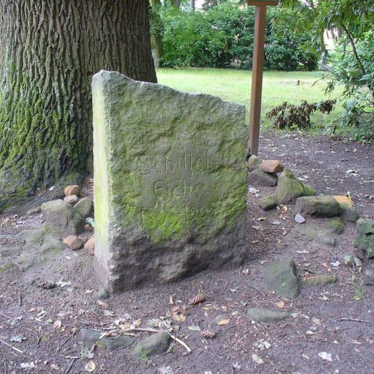 Pamětní kámen Schillerova dubu v parku pod Stoličnou horou v Děčíně