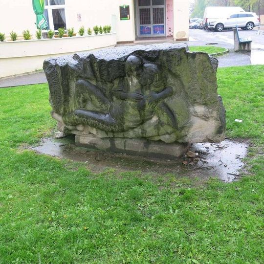 Kamenná plastika ve Vrbnovské ulici v Hořovicích