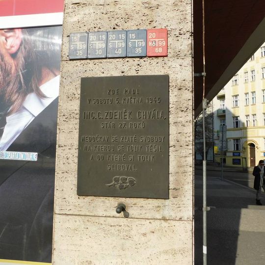 Pamětní deska Zdeňka Chvály v ulici Milady Horákové na Letné