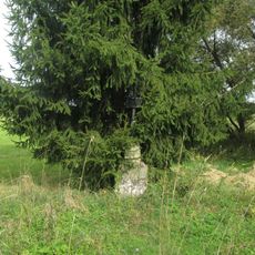 Kříž severně od Čakova u stromů