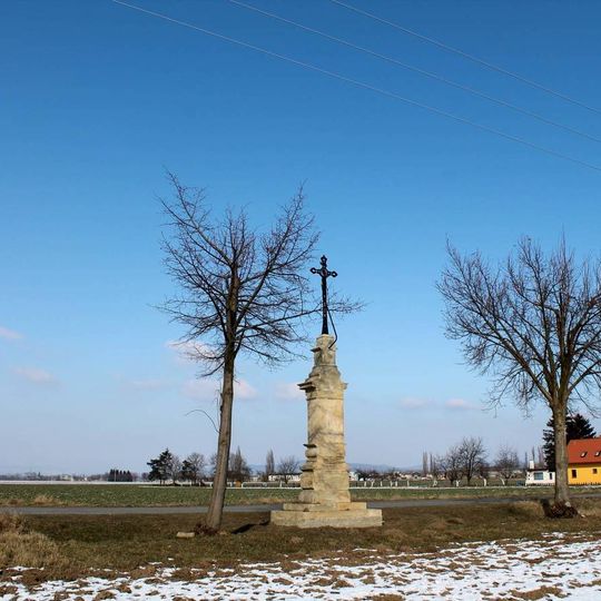 Kříž na okraji Moravičan vedle silnice
