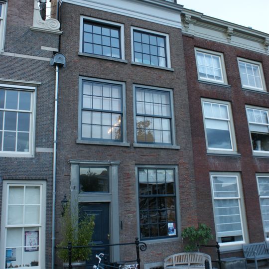 Pand met lijstgevel met deur met pilasteromlijsting en bovenlicht