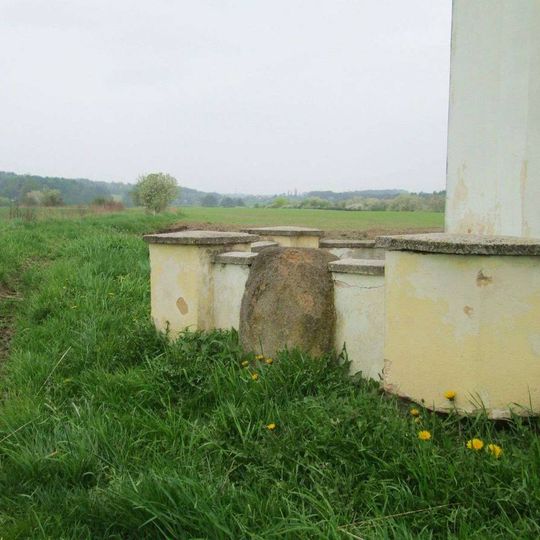 Křížový kámen u kapličky u Horních Sekyřan