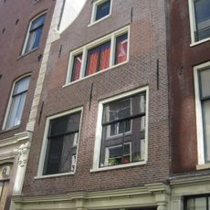 Huis met gekuifde klokgevel