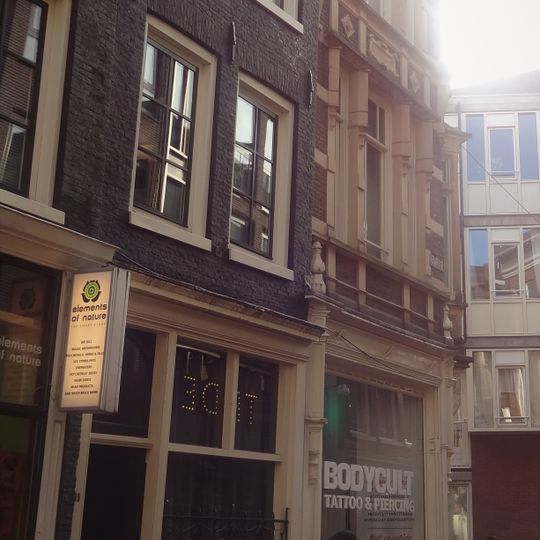 Pand met gevel onder rechte lijst