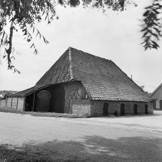 Stenen schuur met pannen wolfsdak en overstel aan beide korte gevels