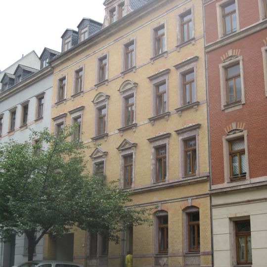 Mietshaus in geschlossener Bebauung Uhlandstraße 19
