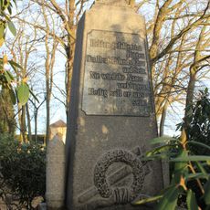 Denkmal für die Gefallenen des Ersten Weltkrieges, mit Ehrenhain Jan-Kilian-Straße (neben dem Friedhof)