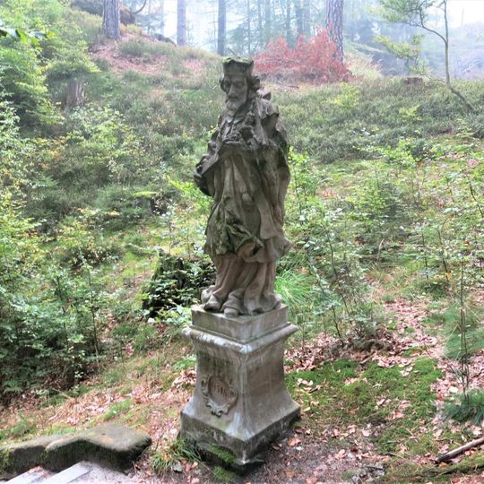 Socha svatého Jana Nepomuckého u schodů k Bratrskému oltáři severovýchodně od České Kamenice