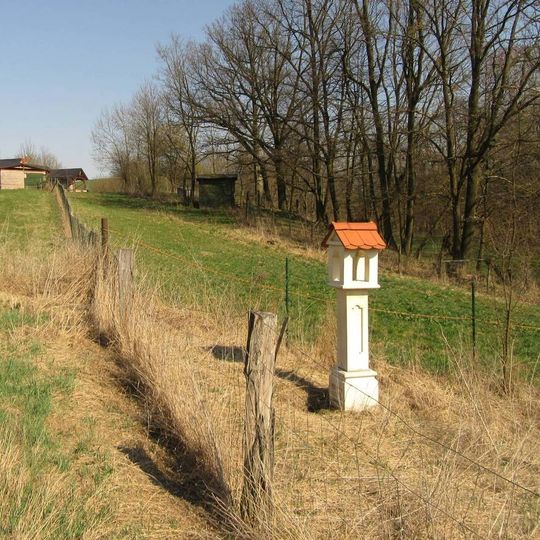 Boží muka u Řepové v poli u potoka