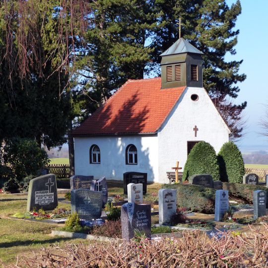 Friedhofskapelle und ein Grabmal auf dem Friedhof Salzenforst