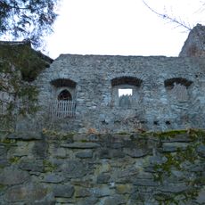 Bergfried und Mauern der Burg Lavant