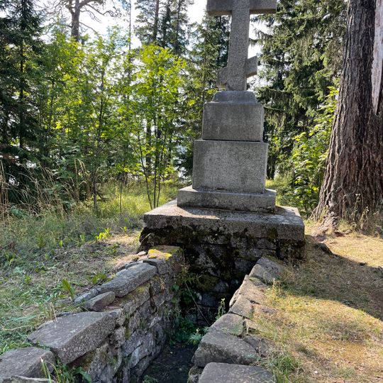 Могила с оградой